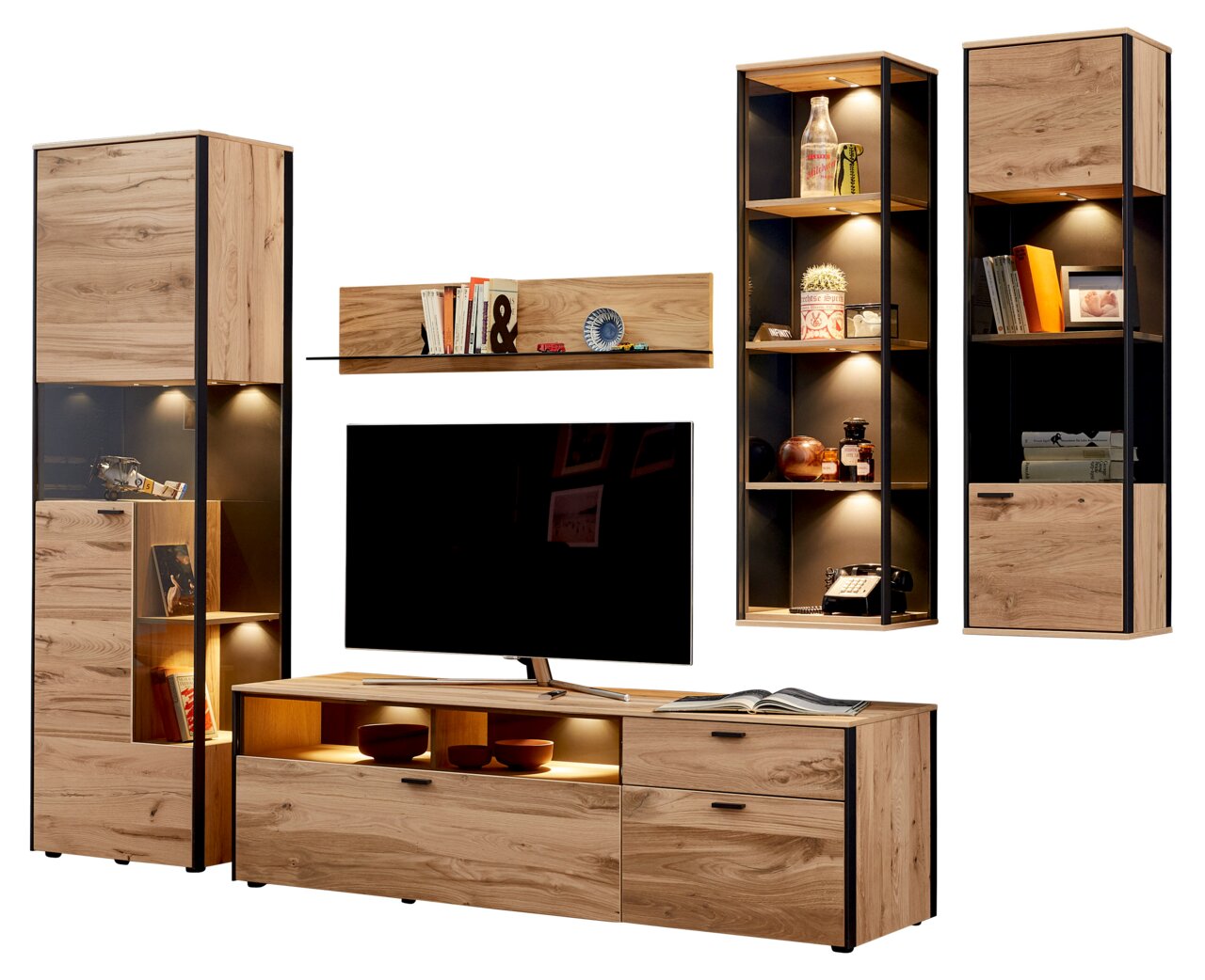 Schöner Wohnen Wandcombinatie ANDRA Moderne Wandkombination aus Holz mit mehreren Schränken und Regalen, teilweise mit Beleuchtung, aus frontaler Perspektive.
