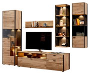 Moderne Wandkombination aus Holz mit mehreren Schränken und Regalen, teilweise mit Beleuchtung, aus frontaler Perspektive.
