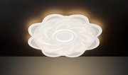 Moderne LED-Deckenleuchte in Blumenform, von unten betrachtet, mit warmweißem Lichtschein.
