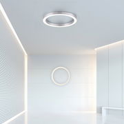 Moderne runde Deckenleuchte in einem minimalistischen Raum, von unten betrachtet.