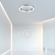 Moderne runde Deckenleuchte in einem minimalistischen Raum, von unten betrachtet.