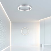 Moderne runde Deckenleuchte in einem minimalistischen Raum, von unten betrachtet.