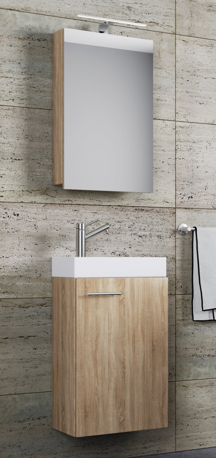 Modernes Badezimmer-Waschtischset mit wandhängendem Unterschrank in heller Holzoptik, weißem Aufsatzwaschbecken, Spiegel mit LED-Aufsatzleuchte und verchromter Armatur, frontal leicht seitliche Perspektive.