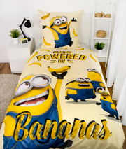 Renforcé-Bettwäsche mit fröhlichen Minions und Bananenmotiv, aus der Vogelperspektive fotografiert.