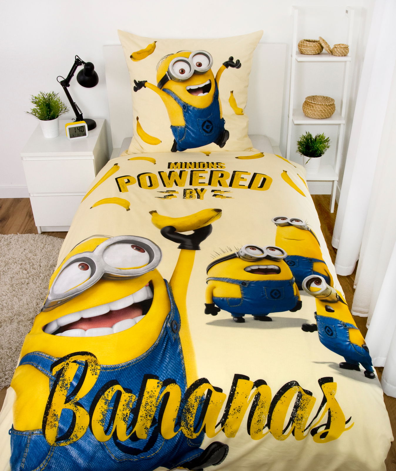 Renforcé-Bettwäsche mit fröhlichen Minions und Bananenmotiv, aus der Vogelperspektive fotografiert.