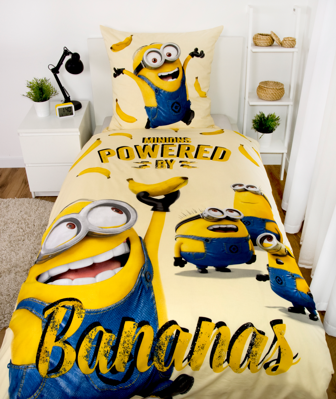 Renforcé-Bettwäsche mit fröhlichen Minions und Bananenmotiv, aus der Vogelperspektive fotografiert.