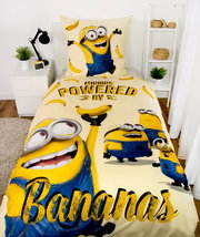 Renforcé-Bettwäsche mit fröhlichen Minions und Bananenmotiv, aus der Vogelperspektive fotografiert.