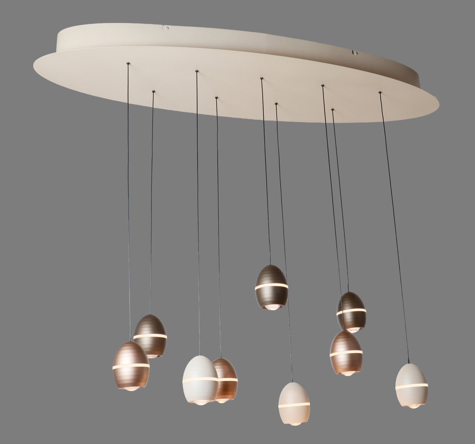 TRIO SELECT LED-hanglamp BEDFORD Moderne meerpunts hanglamp met grote ovale plafondplaat en meerdere eivormige pendels in wit en brons, warm licht, gezien schuin van onderen (onderaanzicht)