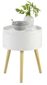Weißer Beistelltisch mit runder Tischplatte und hellen Holzbeinen, darauf eine weiße Vase mit grünen Blättern und eine Schale mit Löffel, aus der Perspektive von vorne.