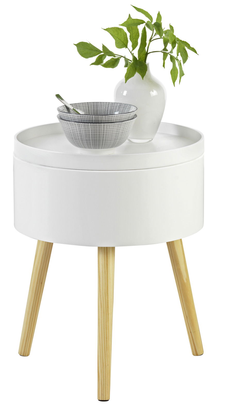 Weißer Beistelltisch mit runder Tischplatte und hellen Holzbeinen, darauf eine weiße Vase mit grünen Blättern und eine Schale mit Löffel, aus der Perspektive von vorne.