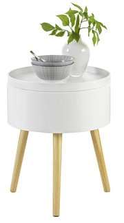 Weißer Beistelltisch mit runder Tischplatte und hellen Holzbeinen, darauf eine weiße Vase mit grünen Blättern und eine Schale mit Löffel, aus der Perspektive von vorne.