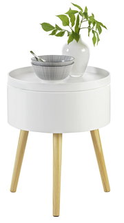 Weißer Beistelltisch mit runder Tischplatte und hellen Holzbeinen, darauf eine weiße Vase mit grünen Blättern und eine Schale mit Löffel, aus der Perspektive von vorne.