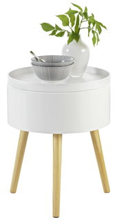 Weißer Beistelltisch mit runder Tischplatte und hellen Holzbeinen, darauf eine weiße Vase mit grünen Blättern und eine Schale mit Löffel, aus der Perspektive von vorne.