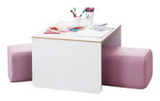 Kindertisch mit weißer Oberfläche, umgeben von zwei rosa gepolsterten Hockern, aus der Perspektive von schräg oben. Auf dem Tisch befinden sich bunte Stifte, Papier und ein Glas.