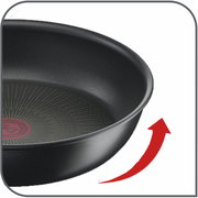 Nahaufnahme einer schwarzen Bratpfanne Excellence 32cm mit Antihaftbeschichtung, seitliche Perspektive.