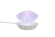 Muschel-/Schalenförmige LED-Dekoleuchte in Weiß mit irisierendem Glitzer-Kugellicht, seitliche Vorderansicht vor weißem Hintergrund, mit Kabel
