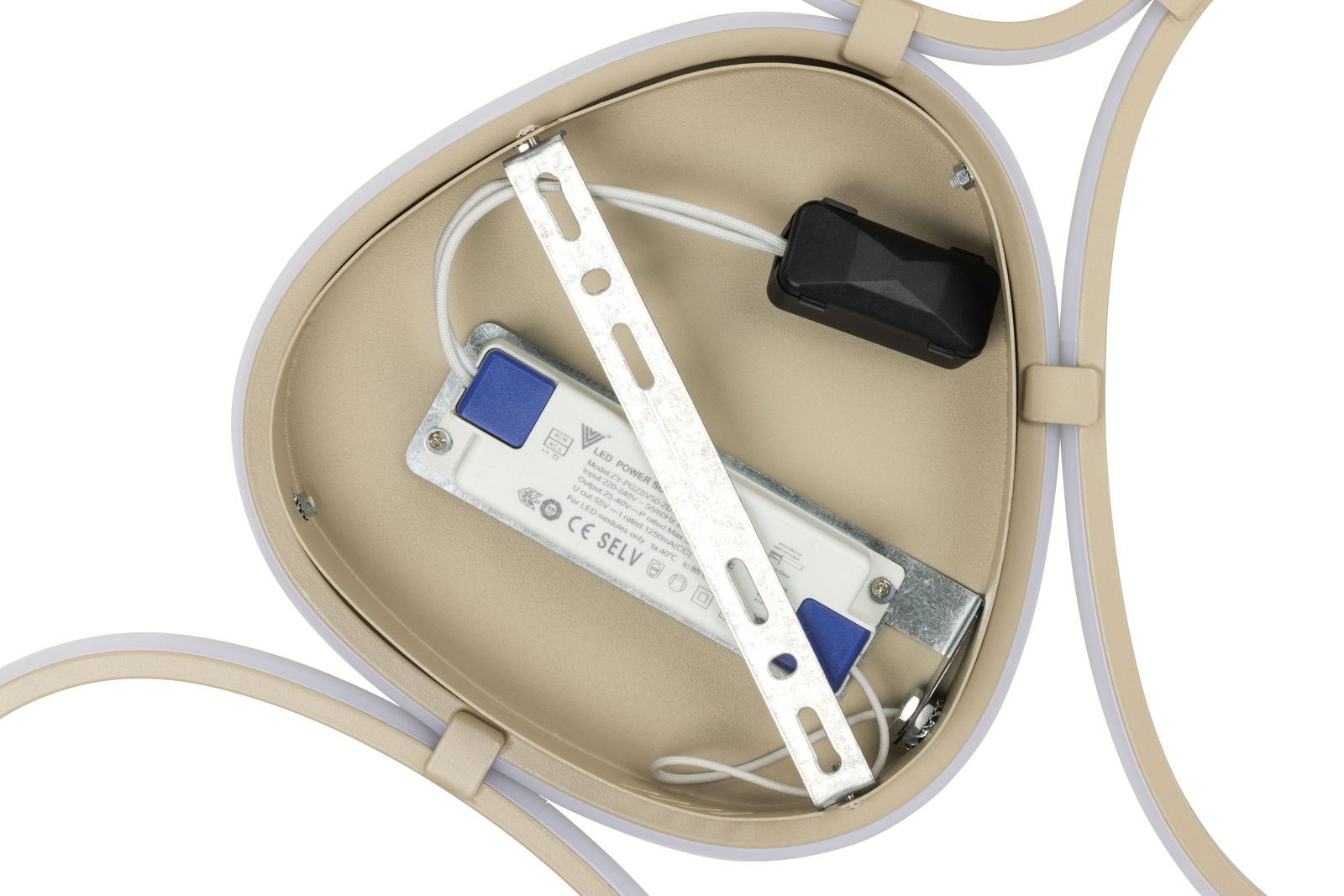 Rückansicht einer LED-Deckenleuchte mit sichtbarer Verkabelung und Befestigungselementen.