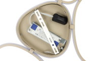 Rückansicht einer LED-Deckenleuchte mit sichtbarer Verkabelung und Befestigungselementen.