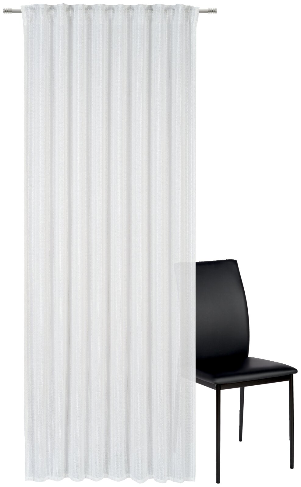 Weißer Fertigvorhang 135x245cm, frontal fotografiert, neben einem schwarzen Stuhl