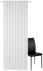 Weißer Fertigvorhang 135x245cm, frontal fotografiert, neben einem schwarzen Stuhl