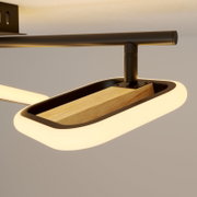 Moderne LED-Pendelleuchte mit rechteckigem Leuchtrahmen, Holz-Inlay und schwarzem Metallrohr, Detailansicht aus leicht schräger Untersicht