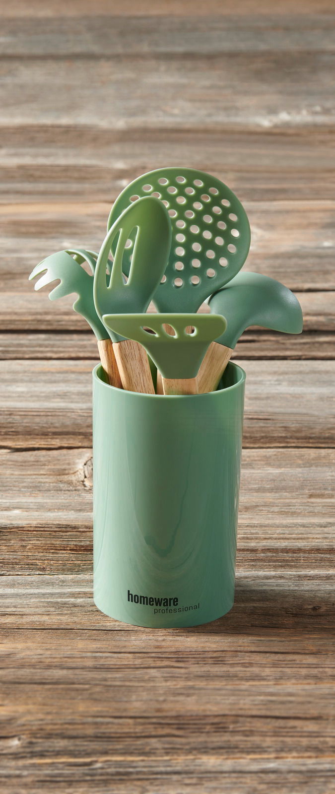 Homeware Küchenhelfer 6-tlg. Grünes Küchenhelferset in einem passenden Behälter, von vorne gesehen, auf einem Holztisch platziert.