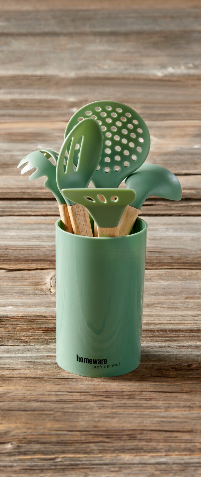 Homeware Küchenhelfer 6-tlg. Grünes Küchenhelferset in einem passenden Behälter, von vorne gesehen, auf einem Holztisch platziert.