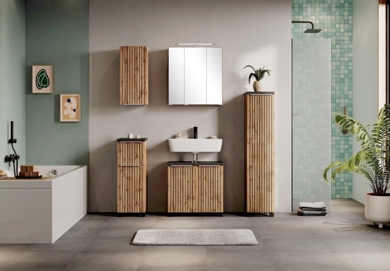 Moderner Badezimmer-Unterschrank aus Holz mit vertikalen Streifen, frontal fotografiert, umgeben von weiteren passenden Möbeln und Dekorationen.
