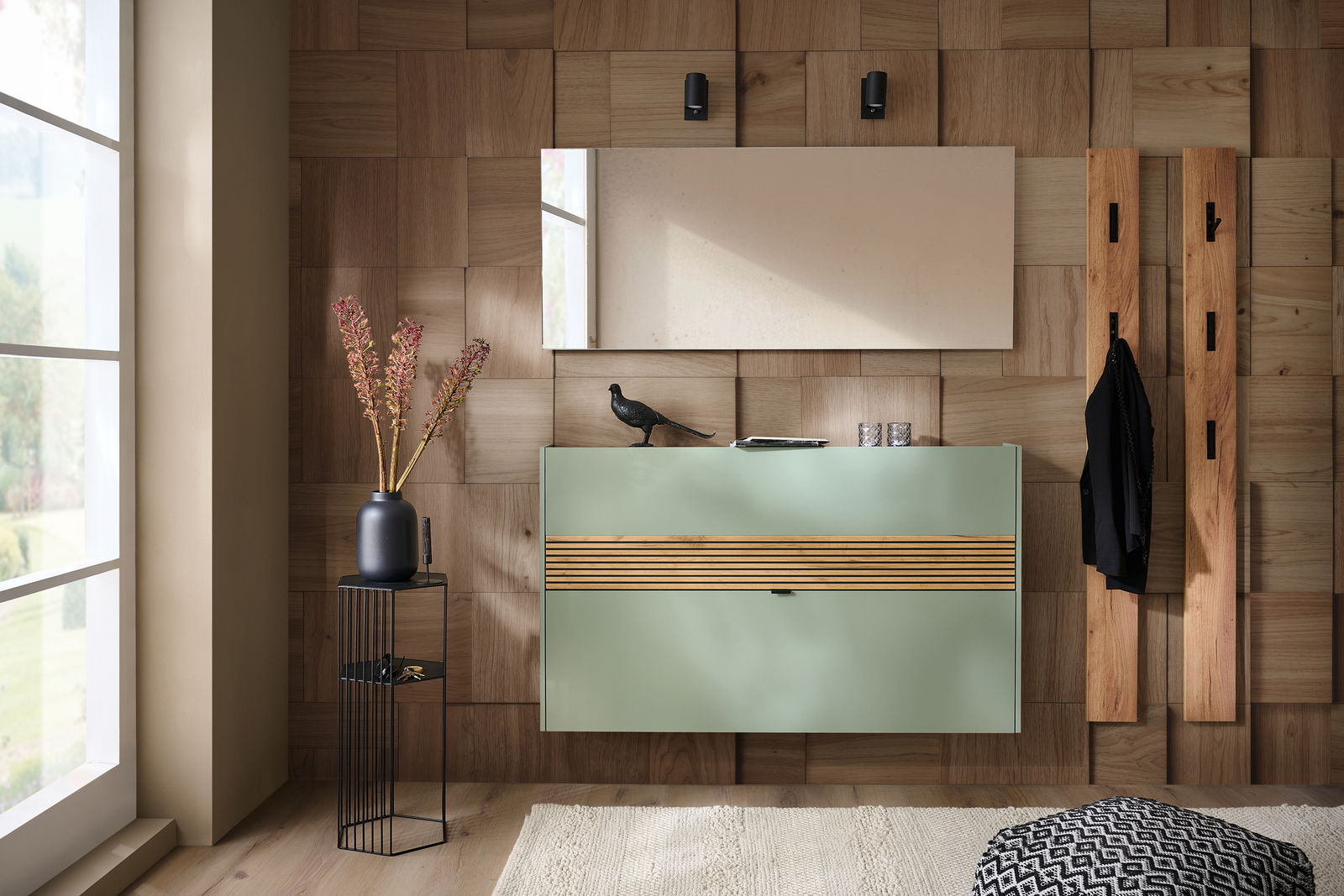 Voleo Schoenenkast RIO Moderner Schuhschrank Voleo RIO in mintgrün mit Holzdetails, frontal betrachtet, in einem stilvoll eingerichteten Raum mit Wandspiegel und Dekoration.