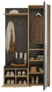 Kompakt-Garderobe mit offener Tür, zeigt Regale mit Kleidung, Schuhen und Accessoires, aus der Frontalperspektive.