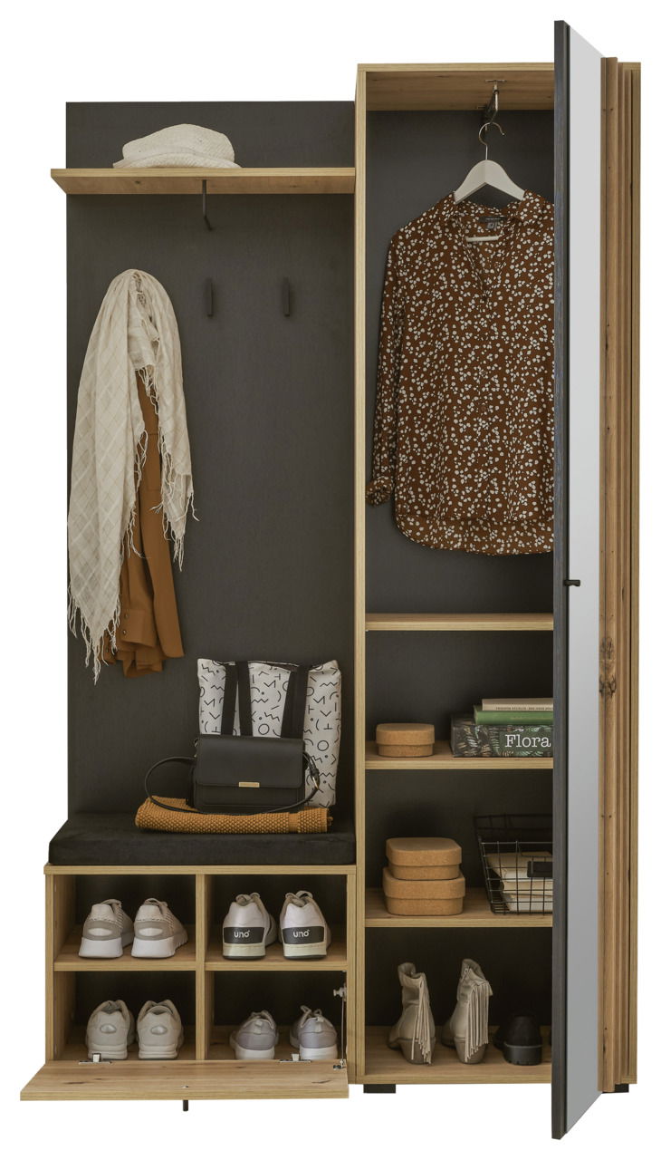 Kompakt-Garderobe mit offener Tür, zeigt Regale mit Kleidung, Schuhen und Accessoires, aus der Frontalperspektive.