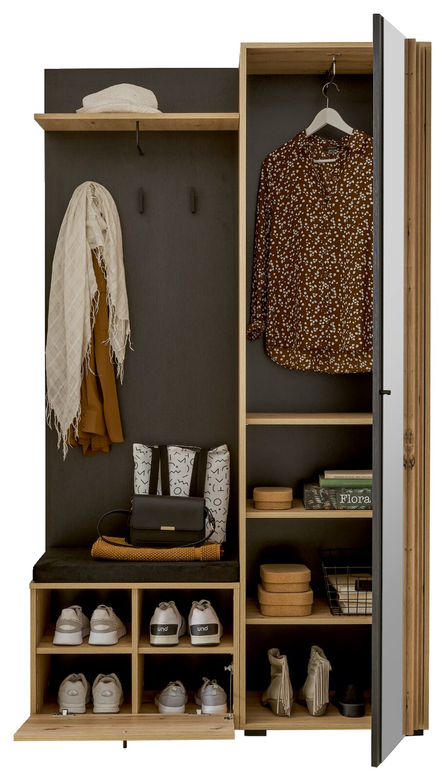 Compacte kledingkast met open deur, met planken waarop kleding, schoenen en accessoires liggen, gezien vanuit het vooraanzicht.