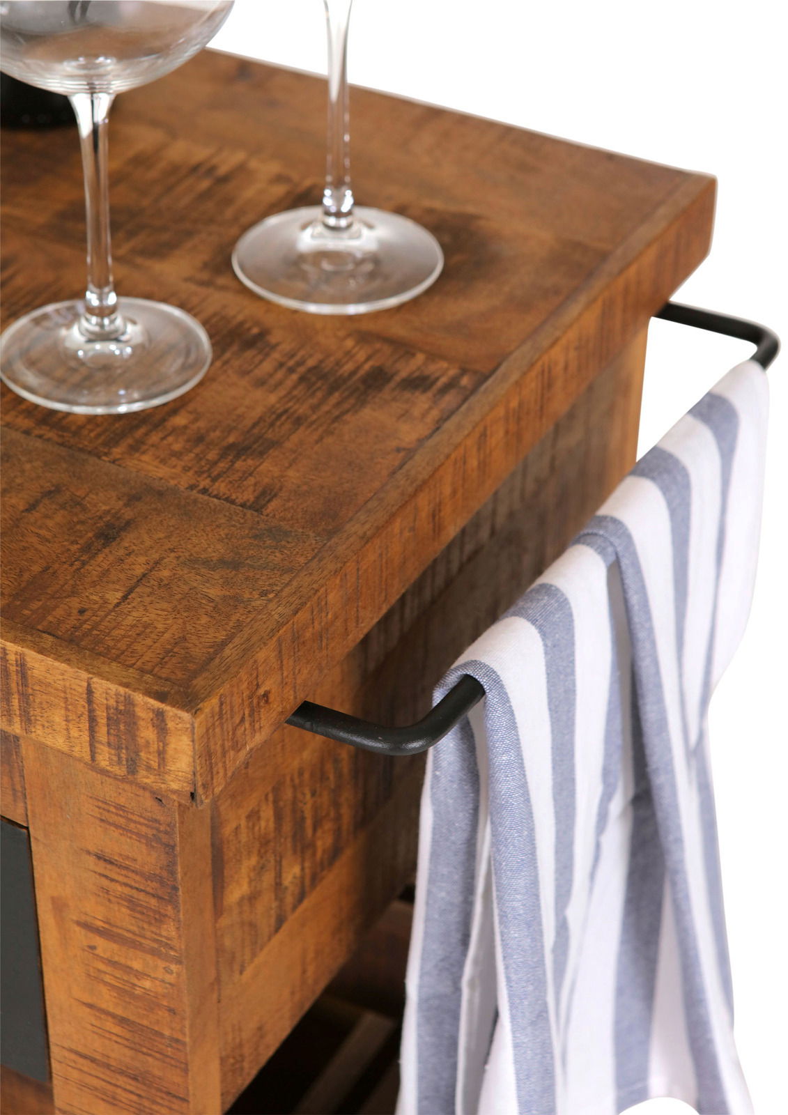 Nahaufnahme eines rustikalen Servierwagens aus Holz mit zwei Weingläsern und einem Handtuch an der Seite, von oben betrachtet.