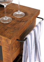 Nahaufnahme eines rustikalen Servierwagens aus Holz mit zwei Weingläsern und einem Handtuch an der Seite, von oben betrachtet.