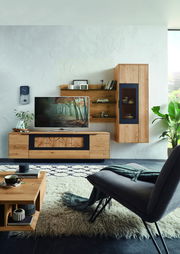 Moderne Wandkombination aus Holz mit TV-Schrank, Regalen und Vitrine, frontal fotografiert in einem stilvoll eingerichteten Wohnzimmer.