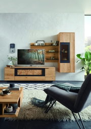 Moderne wandcombinatie van hout met tv-kast, planken en vitrinekast, gefotografeerd vanaf de voorkant in een stijlvol ingerichte woonkamer.