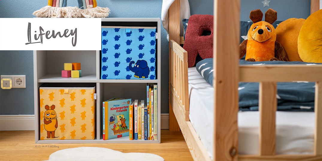 Ein Kinderzimmer mit einem Bücherregal mit Kinderbüchern und einem Bett mit Plüschtieren. Marken Logo Lifeney