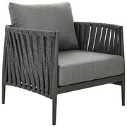 Grauer Loungesessel mit geflochtenen Seiten und Kissen, seitliche Perspektive