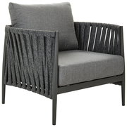 Grauer Loungesessel mit geflochtenen Seiten und Kissen, seitliche Perspektive