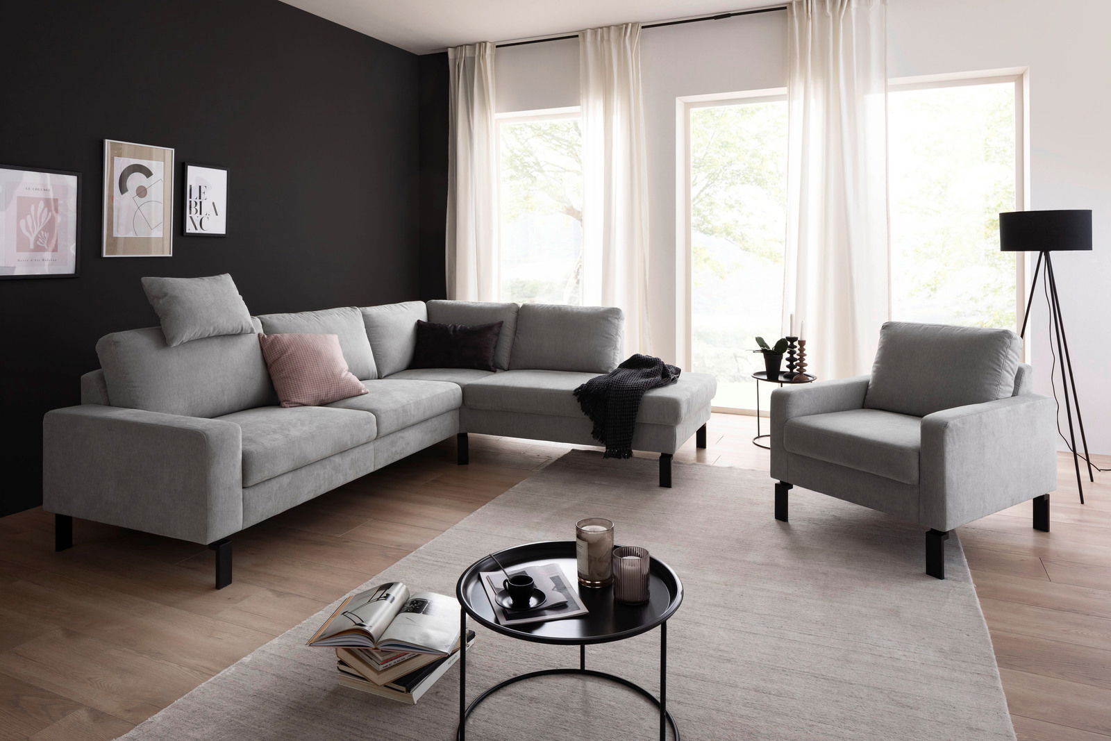 Pure Home Lifestyle Sessel PURE SYSTEM BASIC Grauer Sessel in modernem Wohnzimmer mit Ecksofa, Couchtisch und großen Fenstern, seitliche Perspektive.