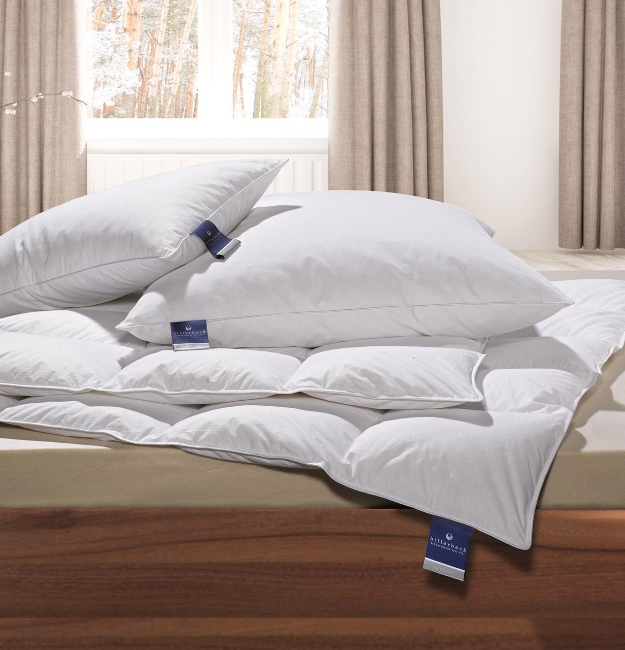 Een Light-donsdeken op een bed, zijaanzicht met kussens op de achtergrond