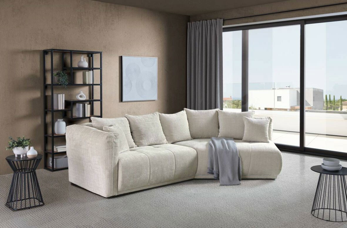 Beige Rundecke Sofa in einem modernen Wohnzimmer mit großen Fenstern, seitliche Perspektive
