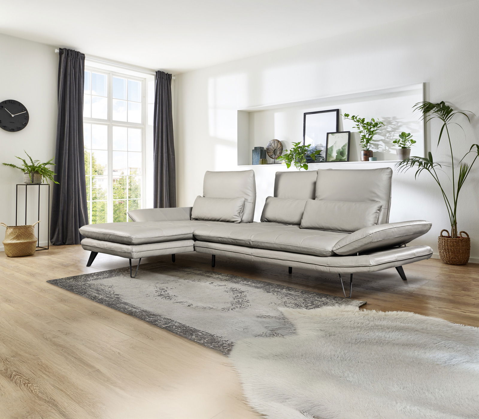 Elegante Longchairkombination in einem modernen Wohnzimmer, seitliche Perspektive.