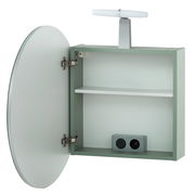 Geöffneter Spiegelschrank mit ovalem Spiegel, Innenansicht zeigt zwei Ablageflächen und integrierte Steckdose, Perspektive von vorne.