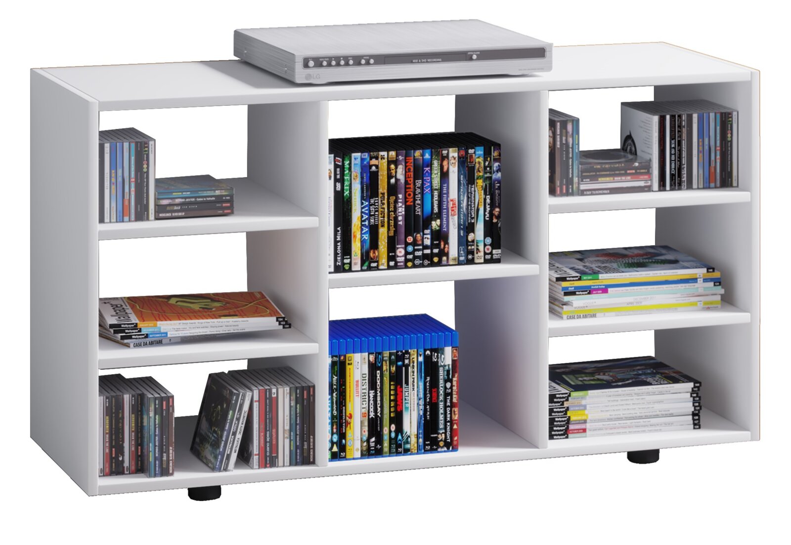 Weißes TV- und Medienregal mit mehreren offenen Fächern, gefüllt mit DVDs, CDs und Zeitschriften, oben ein DVD-Player; Perspektive: frontale Ansicht mit leichtem Blick von oben.