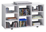 Weißes TV- und Medienregal mit mehreren offenen Fächern, gefüllt mit DVDs, CDs und Zeitschriften, oben ein DVD-Player; Perspektive: frontale Ansicht mit leichtem Blick von oben.