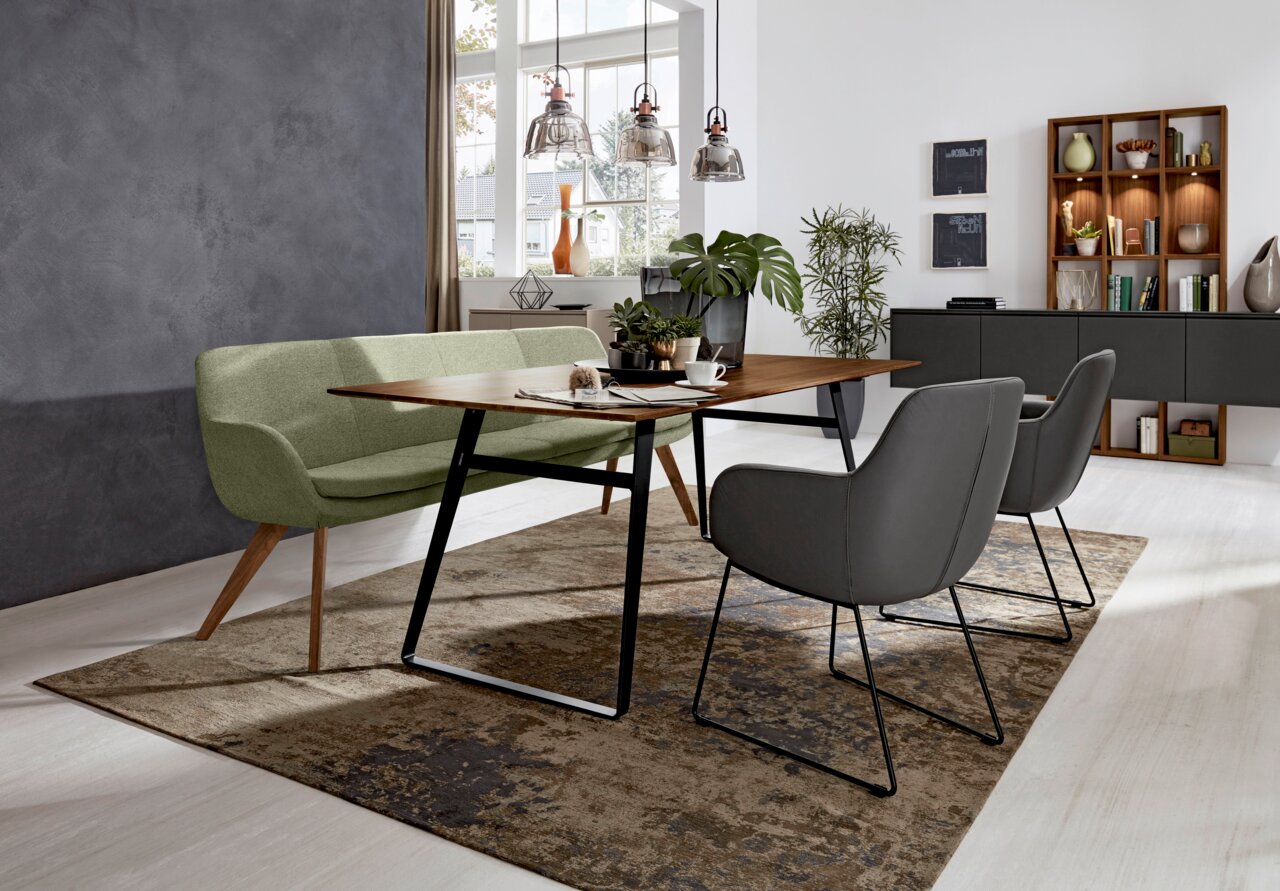 Grüne Polsterbank in einem modernen Esszimmer, seitliche Perspektive