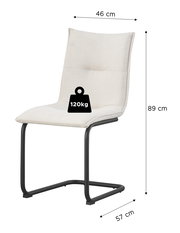 Beiger Polsterstuhl mit schwarzem Freischwinger-Metallgestell, Maße 46 cm Breite, 89 cm Höhe und 57 cm Tiefe, belastbar bis 120 kg, in schräger Frontansicht vor weißem Hintergrund.