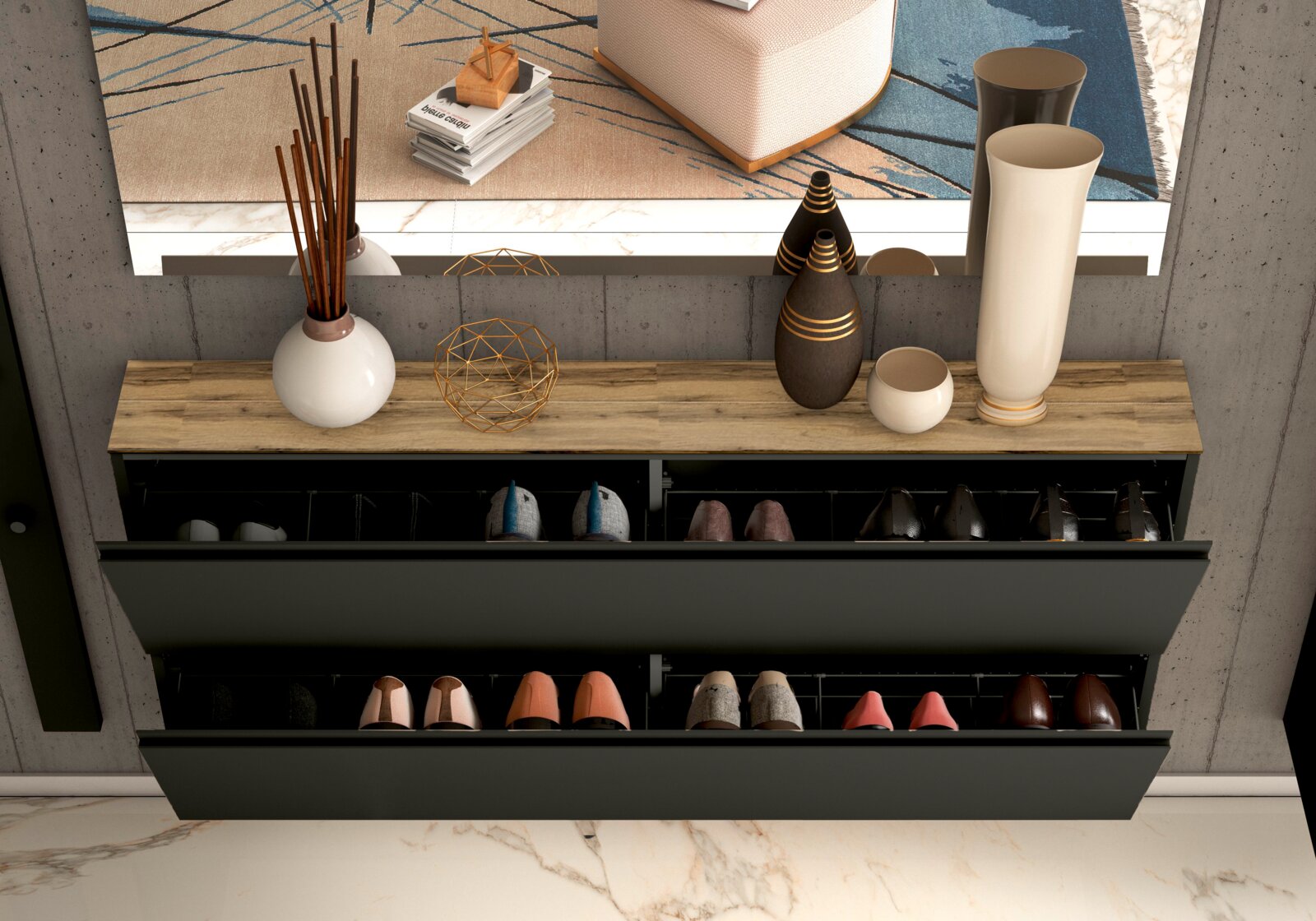 Vogelperspectief op een extra grote hangende schoenenkast met twee open deuren, gevuld met verschillende schoenen. Op het houten oppervlak staan decoratieve vazen en een geometrisch object.