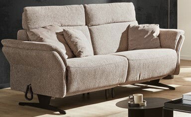 Zweiersofa in beige aus Stoff mit zwei Kissen, seitliche Perspektive